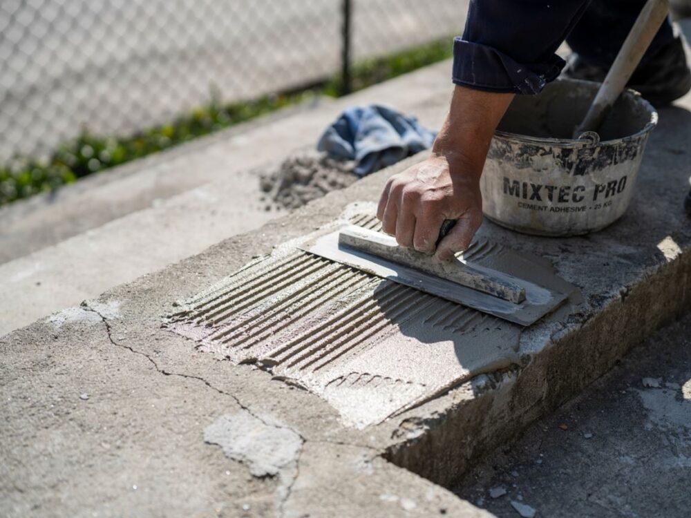 nakładanie kleju na beton